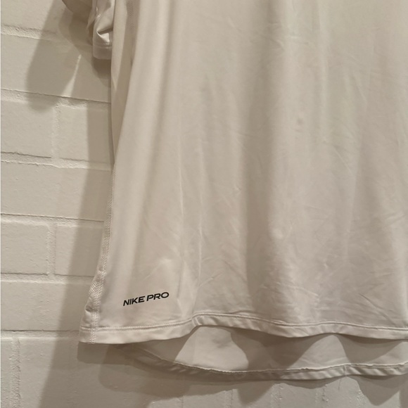 Nike Men’s White Short Sleeve Shirt - Picture 5 of 6